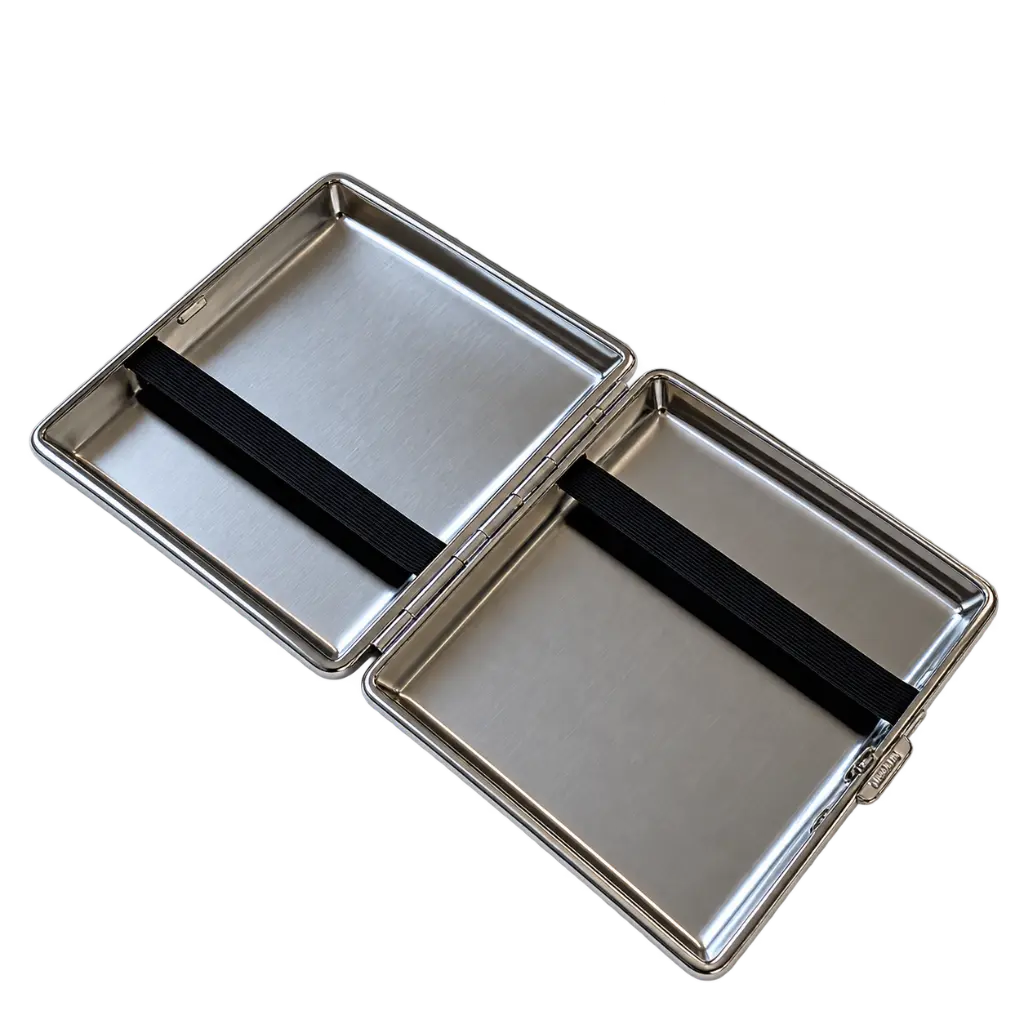 Estuche metálico abierto con correas negras.webp